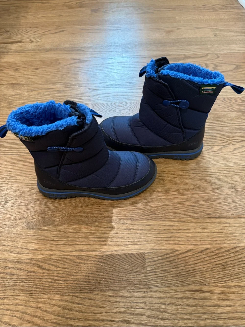 L.L. Bean Kids' Ultralight Winter Boots in Navy Blue, Little Kid Size 2